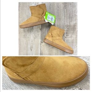 Crocs Lodgepoint Synthetic Suede Bootie In HAZELNUT size 6